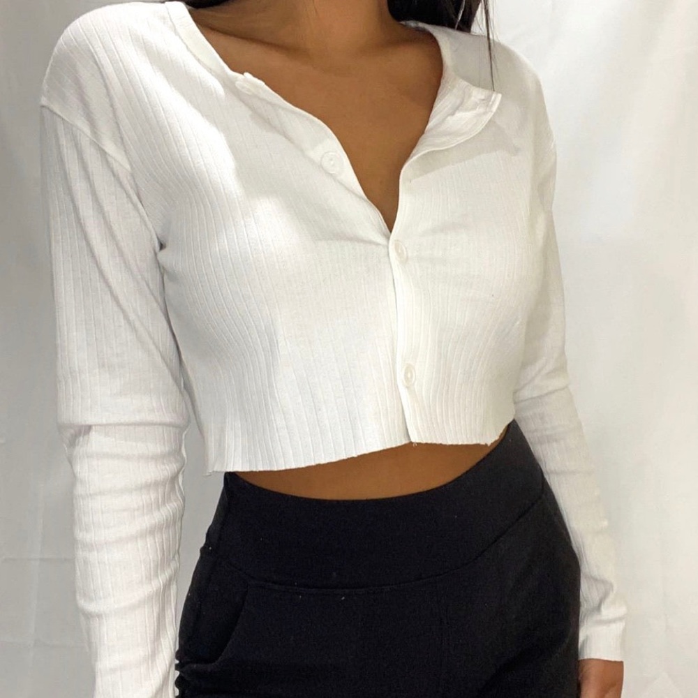 button crop top